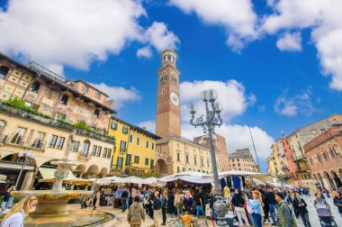 Verona, İtalya. Citta Antica 'daki Piazza Delle Erbe Meydanı, eski evler Case dei Mazzanti, Torre dei Lamberti Kulesi, Palazzo della Ragione Sarayı, Veneto Bölgesi