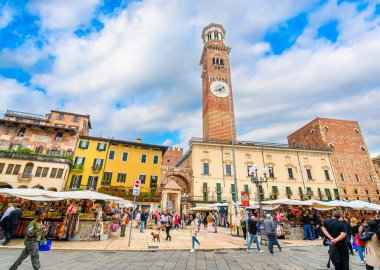 Verona, İtalya. Citta Antica 'daki Piazza Delle Erbe Meydanı, eski evler Case dei Mazzanti, Torre dei Lamberti Kulesi, Palazzo della Ragione Sarayı, Veneto Bölgesi