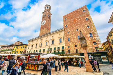 Verona, İtalya. Citta Antica 'daki Piazza Delle Erbe Meydanı, eski evler Case dei Mazzanti, Torre dei Lamberti Kulesi, Palazzo della Ragione Sarayı, Veneto Bölgesi
