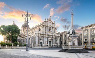 Catania, Sicilya, İtalya 'daki Piazza Duomo Santa Agatha, Liotru ve Fontana dell katedrali ile gün doğumunda