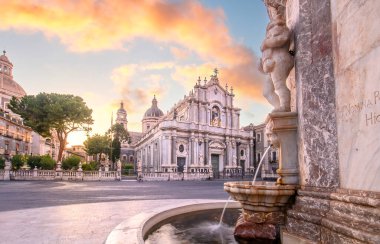 Catania, Sicilya, İtalya 'daki Piazza Duomo Santa Agatha, Liotru ve Fontana dell katedrali ile gün doğumunda