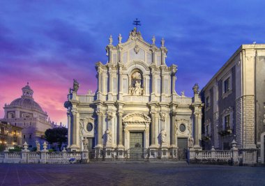 Piazza Duomo Catania, Sicilya, İtalya 'da Santa Agatha ve Liotru Katedrali ile geceleyin