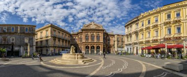Catania, Sicilya, İtalya. Teatro Massimo Bellini ve Piazza Vincenzo Bellini 'nin panoramik manzarası