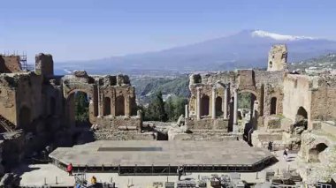 Eski Taormina Tiyatrosu. Arka planda Etna Dağı, Sicilya, İtalya.