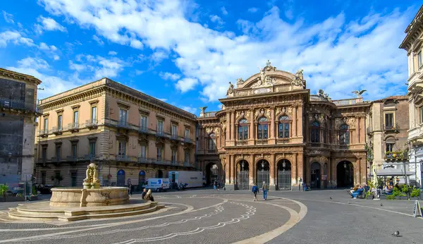 Catania, Sicilya, İtalya 'daki Piazza Vincenzo Bellini' deki Teatro Massimo Bellini manzarası