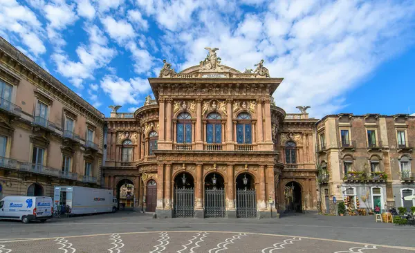 Catania, Sicilya, İtalya 'daki Piazza Vincenzo Bellini' deki Teatro Massimo Bellini manzarası