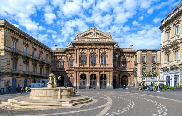 Catania, Sicilya, İtalya 'daki Piazza Vincenzo Bellini' deki Teatro Massimo Bellini manzarası