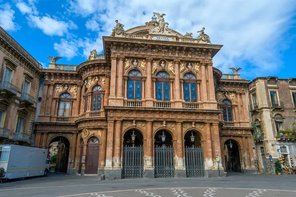 Catania, Sicilya, İtalya 'daki Piazza Vincenzo Bellini' deki Teatro Massimo Bellini manzarası