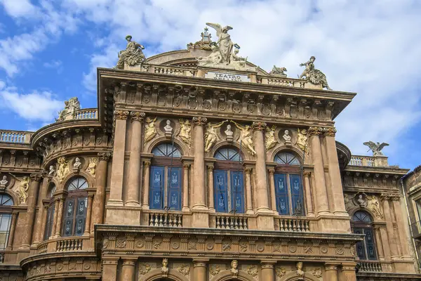 Catania, Sicilya, İtalya 'daki Piazza Vincenzo Bellini' deki Teatro Massimo Bellini manzarası