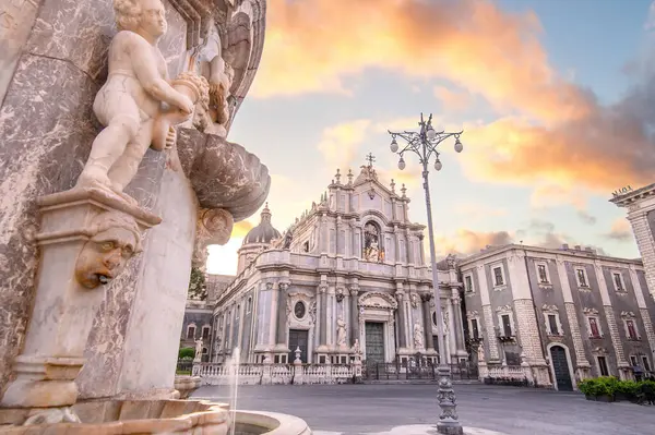 Catania, Sicilya 'da Santa Agatha Katedrali ve Liotru ve Fontana dell Elefante ile gün doğumunda