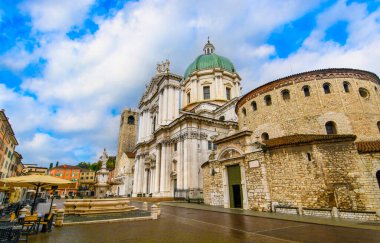 Brescia, İtalya. Santa Maria Assunta Katedrali veya Duomo Nuovo ve Duomo Vecchio La Rotonda Piazza Paolo VI üzerinde Torre del Pegol ile