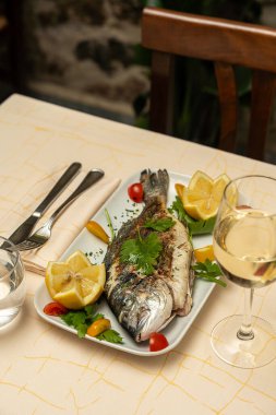 Limon ve Herb 'le Pişmiş Balık