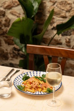 Beyaz Şarap ve Yeşil Yapraklı Zarif Pasta Tabağı