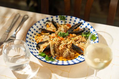 Beyaz Şarap ve Yeşil Yapraklı Zarif Pasta Tabağı