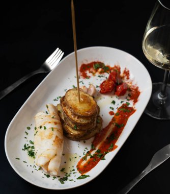 Bitki soslu ızgara deniz ürünleri.