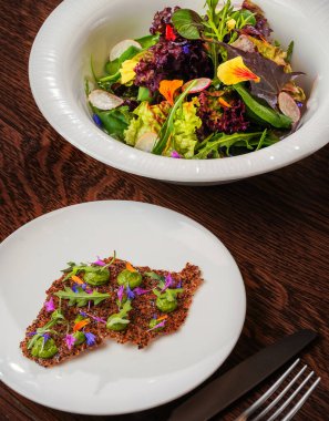 Yakından bakıldığında içi peynir ve bitkilerle dolu kabak dolması