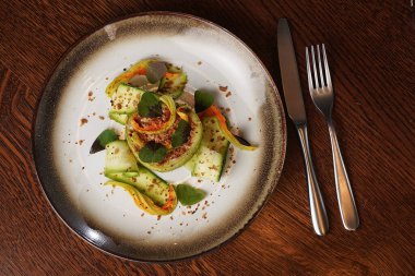 Yakından bakıldığında içi peynir ve bitkilerle dolu kabak dolması