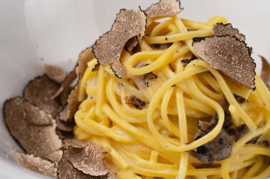 Beyaz kasede traşlı mantarlı gurme spagetti.