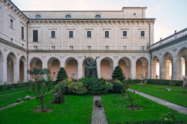 Merkezi çeşmeli, kemer sütunlarıyla çevrili sakin bir avlu. Avlu taş kiremitlerle döşelidir ve büyük eğrelti otları ve çiçek bitkileri de dahil olmak üzere çok sayıda saksı bitkisine sahiptir.