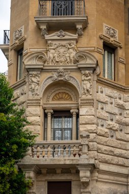 Resim gibi, kendine özgü mimari tarzıyla süslü bir bina, muhtemelen 20. yüzyılın başlarından kalma. Bina, dekoratif tuğla işi, kemerli pencereler ve tepesinde rüzgar gülü olan önemli bir kule de dahil olmak üzere karmaşık ayrıntılara sahip.