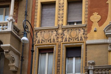 Resim gibi, kendine özgü mimari tarzıyla süslü bir bina, muhtemelen 20. yüzyılın başlarından kalma. Bina, dekoratif tuğla işi, kemerli pencereler ve tepesinde rüzgar gülü olan önemli bir kule de dahil olmak üzere karmaşık ayrıntılara sahip.