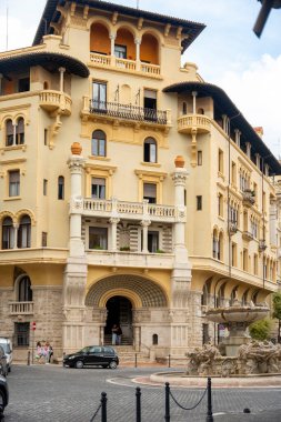 Resim gibi, kendine özgü mimari tarzıyla süslü bir bina, muhtemelen 20. yüzyılın başlarından kalma. Bina, dekoratif tuğla işi, kemerli pencereler ve tepesinde rüzgar gülü olan önemli bir kule de dahil olmak üzere karmaşık ayrıntılara sahip.