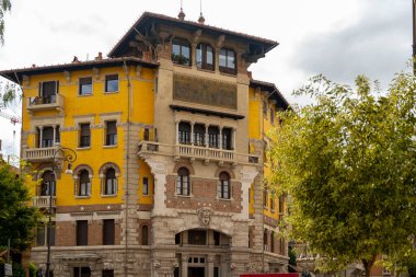 Resim gibi, kendine özgü mimari tarzıyla süslü bir bina, muhtemelen 20. yüzyılın başlarından kalma. Bina, dekoratif tuğla işi, kemerli pencereler ve tepesinde rüzgar gülü olan önemli bir kule de dahil olmak üzere karmaşık ayrıntılara sahip.