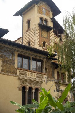 Resim gibi, kendine özgü mimari tarzıyla süslü bir bina, muhtemelen 20. yüzyılın başlarından kalma. Bina, dekoratif tuğla işi, kemerli pencereler ve tepesinde rüzgar gülü olan önemli bir kule de dahil olmak üzere karmaşık ayrıntılara sahip.