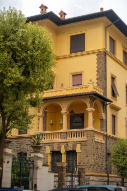 Resim gibi, kendine özgü mimari tarzıyla süslü bir bina, muhtemelen 20. yüzyılın başlarından kalma. Bina, dekoratif tuğla işi, kemerli pencereler ve tepesinde rüzgar gülü olan önemli bir kule de dahil olmak üzere karmaşık ayrıntılara sahip.