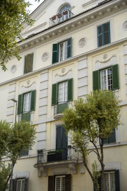 Resim gibi, kendine özgü mimari tarzıyla süslü bir bina, muhtemelen 20. yüzyılın başlarından kalma. Bina, dekoratif tuğla işi, kemerli pencereler ve tepesinde rüzgar gülü olan önemli bir kule de dahil olmak üzere karmaşık ayrıntılara sahip.