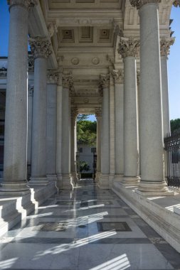 Büyük bir katedralin ya da bazilikanın içi dekoratif bir mimari tarzla.