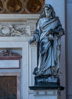 Büyük bir katedralin ya da bazilikanın içi dekoratif bir mimari tarzla.