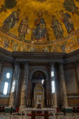 Büyük bir katedralin ya da bazilikanın içi dekoratif bir mimari tarzla.