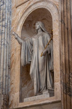 Büyük bir katedralin ya da bazilikanın içi dekoratif bir mimari tarzla.