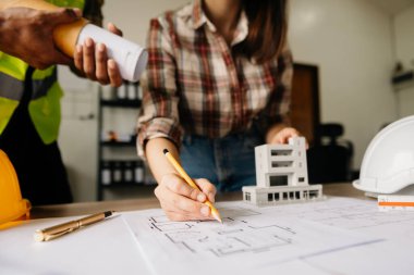 Ofiste birlikte çalışan kendine güvenen bir mimar ekibi. Sonra da masa üzerinde yeni bir başlangıç projesi hakkında tartışıyorlar. Ofiste, mimari konseptte.