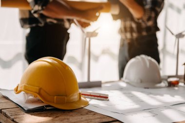 Mimari proje için inşaat alanında çalışan mühendisler 