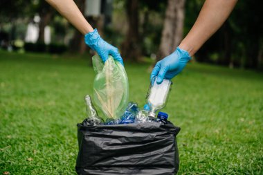 Çevre aktivistleri çöpten parkı temizliyor. Kirlilik ve ekoloji kavramı 