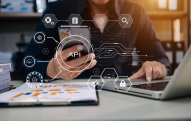 API - Uygulama Programlama Arayüzü, laptop, tablet ve akıllı telefon kullanan sanal ekran API yazılım geliştirme aracı, modern teknoloji ve ağ konsepti