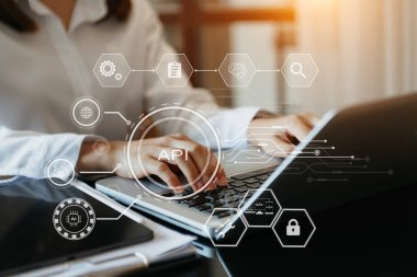 API - Uygulama Programlama Arayüzü, laptop, tablet ve akıllı telefon kullanan sanal ekran API yazılım geliştirme aracı, modern teknoloji ve ağ konsepti