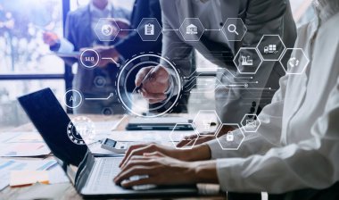 Küresel ısınmayı sınırlamak için karbon CO2 iklim değişikliği yaymak üzere sanal tablet üzerinde çalışan iş ekibi. Sürdürülebilir kalkınma ve yeşil iş konsepti.