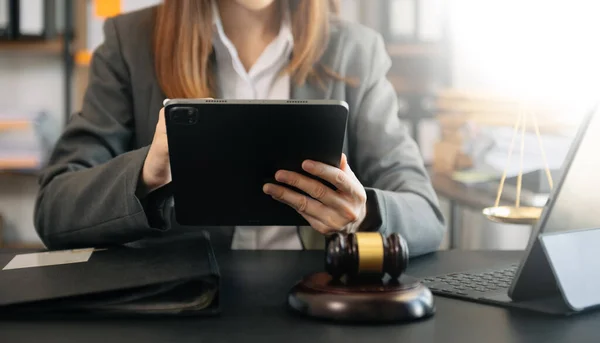 Περικοπή Εικόνα Του Δικηγόρου Γυναίκα Χρησιμοποιώντας Ψηφιακή Ταμπλέτα Και Κάθεται — Φωτογραφία Αρχείου