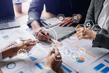 ESG 'nin çevresel kavramı, yeşil etik iş imkanlarının korunması, CO2' nin azaltılması, iş adamı ekibinin CO2 emisyonundaki karbon ayak izi iklim değişikliğini azaltmak için dizüstü bilgisayar üzerinde çalışması