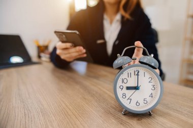 Masadaki çalar saat. Ofis binasında çalışmak ya da gece evde dizüstü bilgisayarla çalışmak. ve akıllı telefon.