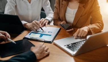 İş Adamları Strateji Planlama Analiz Ofisi Konsepti. Ofisteki meslektaşların laptop, tablet planlama ve beyin fırtınası stratejileri hakkında notlar yazmak