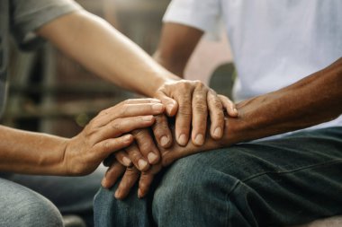 Yaşlıları destekleyen kişinin kesilmiş görüntüsü. Aile kavramına ilgi ve sevgi, insanların el ele tutuşması 