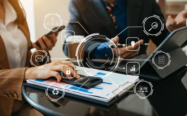 Biznesmeni Pracujący Tabletem Smartfonem Biurze Cyfrowymi Mediami Marketingowymi Wirtualnej Ikonie — Zdjęcie stockowe