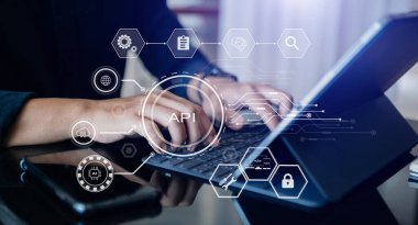 API - Uygulama Programlama Arayüzü, laptop, tablet ve akıllı telefon kullanan sanal ekran API yazılım geliştirme aracı, modern teknoloji ve ağ konsepti