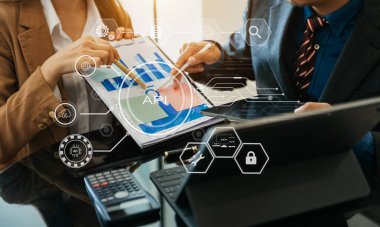 API - Uygulama Programlama Arayüzü, laptop, tablet ve akıllı telefon kullanan sanal ekran API yazılım geliştirme aracı, modern teknoloji ve ağ konsepti
