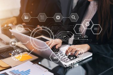 ESG 'nin çevresel kavramı, yeşil etik iş imkanlarının korunması, CO2' nin azaltılması, iş adamı ekibinin CO2 emisyonundaki karbon ayak izi iklim değişikliğini azaltmak için dizüstü bilgisayar üzerinde çalışması