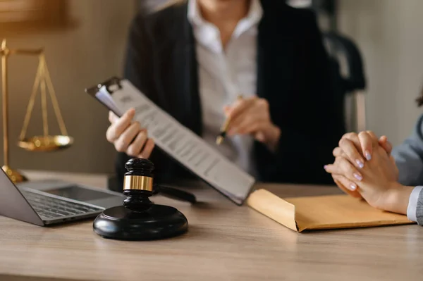 Abogado Negocios Juez Consultan Teniendo Reunión Equipo Con Cliente Derecho — Foto de Stock